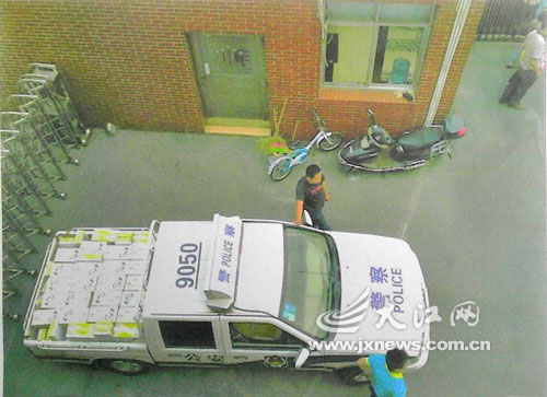 载满牛奶的皮卡警车停在萍乡市实验学校门口(网络截图) 载满牛奶的皮卡警车停在萍乡市实验学校门口(网络截图)