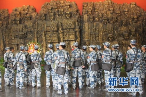 官兵们在抗日战争纪念馆的英烈塑像前铭记使命。 官兵们在抗日战争纪念馆的英烈塑像前铭记使命。