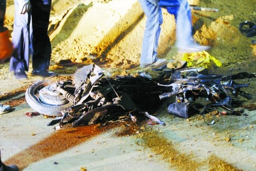 骑车人被压在车下,现场留下一片血迹 骑车人被压在车下,现场留下一片血迹
