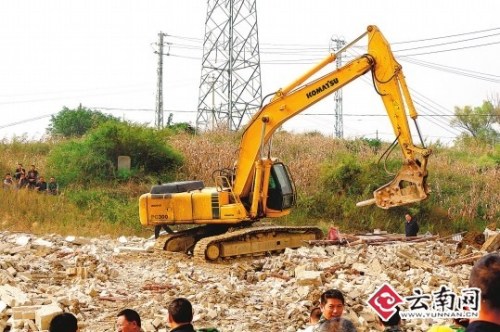 挖机正在拆除民房 挖机正在拆除民房