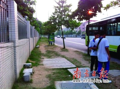 没法喝水、没法如厕、没有任何休息设施,只有墙脚处的几块石头,这就是304路公交车的始发站点。 张培发 摄 没法喝水、没法如厕、没有任何休息设施,只有墙脚处的几块石头,这就是304路公交车的始发站点。 张培发 摄