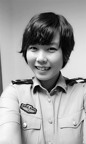 南京军区女士官从奥运玫瑰到话务尖兵