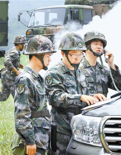 上图:单懿(右二)在演练场。陈湘菂摄 上图:单懿(右二)在演练场。陈湘菂摄