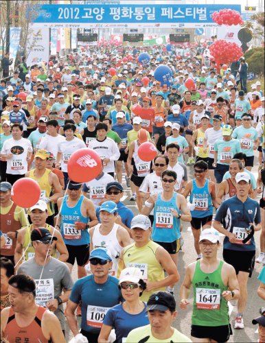 在马拉松活动中,韩国市民们听到出发信号后,正纷纷向着终点奔跑。 在马拉松活动中,韩国市民们听到出发信号后,正纷纷向着终点奔跑。