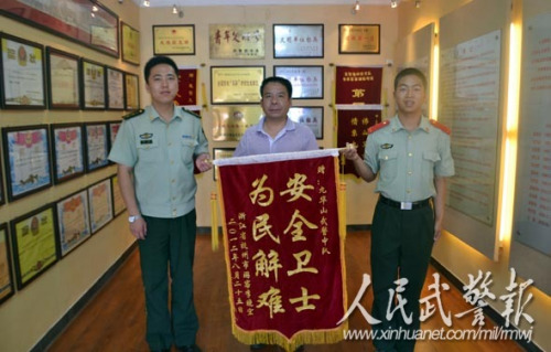 赠送锦旗。图片来源:人民武警报 赠送锦旗。图片来源:人民武警报