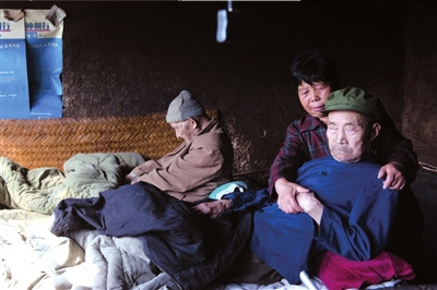 韩凤英在照顾两位老人。记者 朱嘉磊 摄 韩凤英在照顾两位老人。记者 朱嘉磊 摄