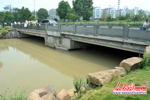 杭州留下地区河道监管部门对东穆坞溪绕城外箱涵上段河道进行拓宽、整治,拓宽与桥梁衔接段转弯处的河道宽度,强化整个留下小和山流域处上游山水的顺利通过性;新建新开河,连接东穆坞溪与上埠河,在汛期时起到分流作用。(人民网记者 翁奇羽 摄) 杭州留下地区河道监管部门对东穆坞溪绕城外箱涵上段河道进行拓宽、整治,拓宽与桥梁衔接段转弯处的河道宽度,强化整个留下小和山流域处上游山水的顺利通过性;新建新开河,连接东穆坞溪与上埠河,在汛期时起到分流作用。(人民网记者 翁奇羽 摄)