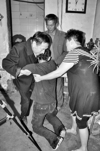杨振朋下跪谢恩 杨振朋下跪谢恩