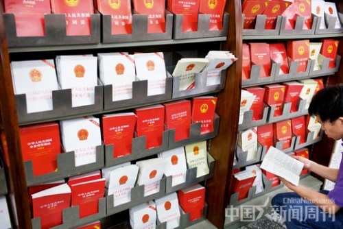 (资料图片)书店里的法律文本。在有法可依之后,更是要做到有法必依,这是建成法治社会的条件之一。摄影/甄宏戈 (资料图片)书店里的法律文本。在有法可依之后,更是要做到有法必依,这是建成法治社会的条件之一。摄影/甄宏戈