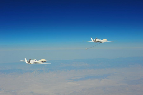 两架改进型的全球鹰无人机正在进行空中加油测试。