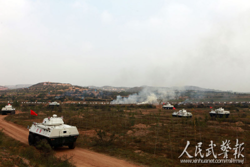 装甲推进 图片来源:人民武警报 装甲推进 图片来源:人民武警报