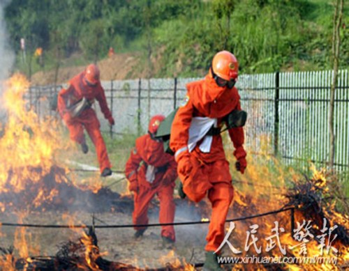 进入火烧迹地。图片来源:人民武警报 进入火烧迹地。图片来源:人民武警报