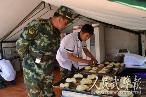 面点制作。图片来源:人民武警报 面点制作。图片来源:人民武警报