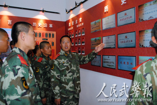 官兵们利用老照片感悟身边变化。图片来源:人民武警报 官兵们利用老照片感悟身边变化。图片来源:人民武警报