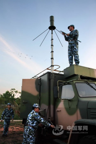 解放军新型野战通信车.