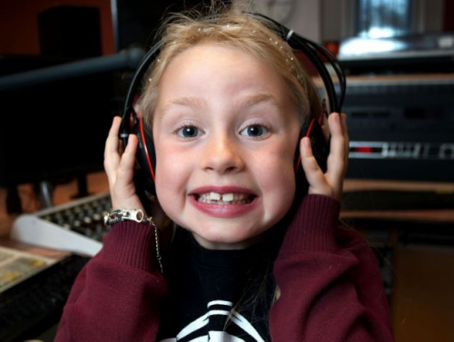 10�µף���λ����Ϊ��DJ AJ����СŮ����������˹�����¼���衰������������ĵ�̨DJ���ĳƺ�