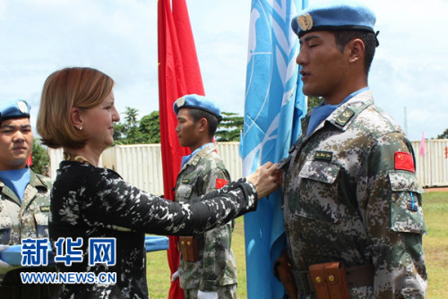 联合国秘书长特别代表卡琳瀠德格伦为我维和士兵佩戴勋章 联合国秘书长特别代表卡琳瀠德格伦为我维和士兵佩戴勋章