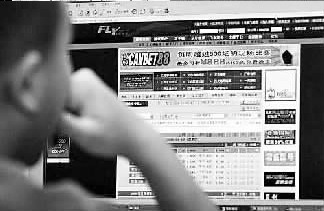 2010年底,罗坤输光了手里的全部积蓄,他不甘心,索性辞去工作,潜心研究起网上赌球来 2010年底,罗坤输光了手里的全部积蓄,他不甘心,索性辞去工作,潜心研究起网上赌球来