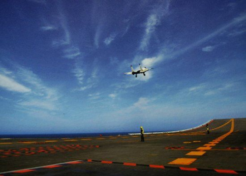 歼-15舰载机触舰复飞引外媒关注。 歼-15舰载机触舰复飞引外媒关注。