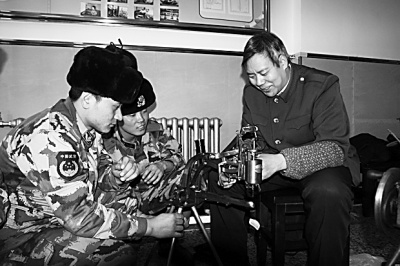 孟广彬为官兵义务修鞋。(图片由黑龙江省委组织部提供) 孟广彬为官兵义务修鞋。(图片由黑龙江省委组织部提供)