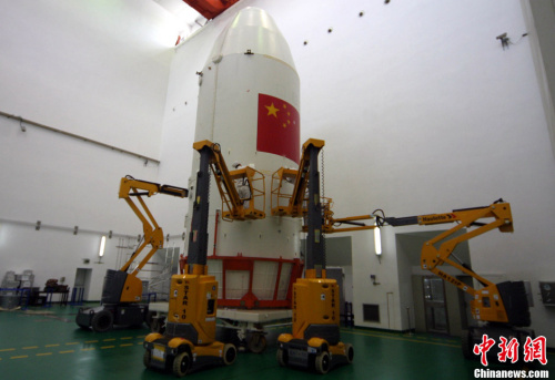 9月19日凌晨,中国在西昌卫星发射中心用“长征三号乙”运载火箭,以“一箭双星”方式,成功将第14和第15颗北斗导航卫星发射升空并送入预定转移轨道。图为发射前夕,西昌卫星发射中心在测试厂房安装卫星整流罩。<a target='_blank' href='http://www.chinanews.com/'>中新社</a>发 张会东 摄 9月19日凌晨,中国在西昌卫星发射中心用“长征三号乙”运载火箭,以“一箭双星”方式,成功将第14和第15颗北斗导航卫星发射升空并送入预定转移轨道。图为发射前夕,西昌卫星发射中心在测试厂房安装卫星整流罩。<a target='_blank' href='http://www.chinanews.com/'>中新社</a>发 张会东 摄