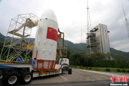 9月19日凌晨,中国在西昌卫星发射中心用“长征三号乙”运载火箭,以“一箭双星”方式,成功将第14和第15颗北斗导航卫星发射升空并送入预定转移轨道。图为发射前夕,卫星在发射场向发射塔架转场途中。<a target='_blank' href='http://www.chinanews.com/'>中新社</a>发 张会东 摄 9月19日凌晨,中国在西昌卫星发射中心用“长征三号乙”运载火箭,以“一箭双星”方式,成功将第14和第15颗北斗导航卫星发射升空并送入预定转移轨道。图为发射前夕,卫星在发射场向发射塔架转场途中。<a target='_blank' href='http://www.chinanews.com/'>中新社</a>发 张会东 摄
