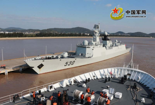 图为10月18日,参演军舰启航奔赴演习海域。中国军网记者张雷、张哲摄影报道 图为10月18日,参演军舰启航奔赴演习海域。中国军网记者张雷、张哲摄影报道