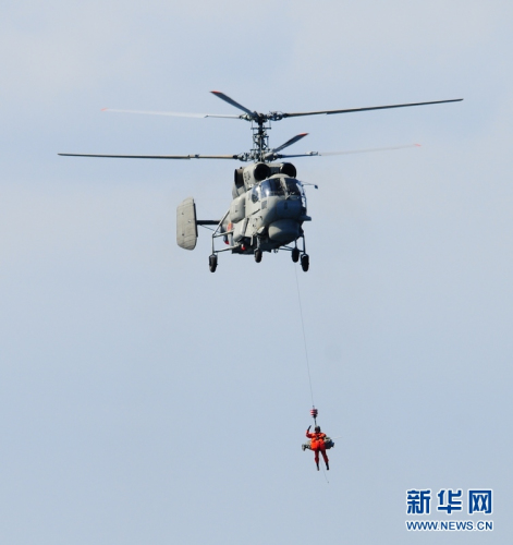 搜救直升机营救“落水人员”。孙利 摄 搜救直升机营救“落水人员”。孙利 摄