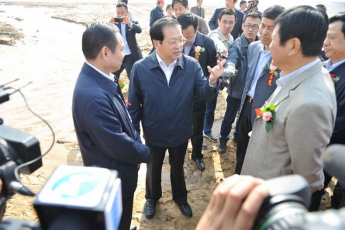 李克、吴天君、赵建才在向媒体介绍龙湖调蓄水工程情况 李克、吴天君、赵建才在向媒体介绍龙湖调蓄水工程情况