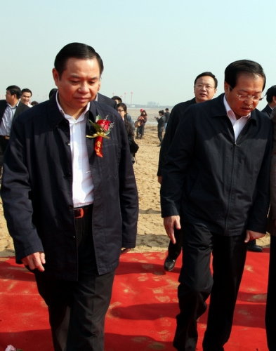 李克、吴天君介绍完情况从水边返回后,沾在地毯上的泥土脚印 李克、吴天君介绍完情况从水边返回后,沾在地毯上的泥土脚印