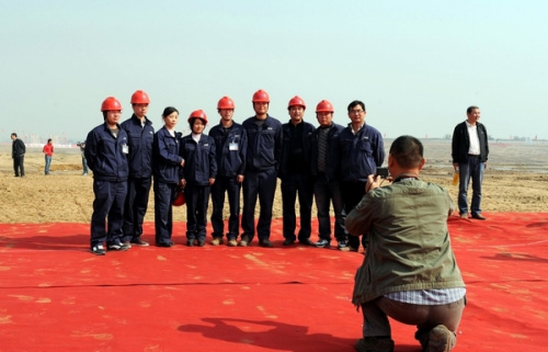 龙湖工程的建设者在红地毯合影纪念 龙湖工程的建设者在红地毯合影纪念
