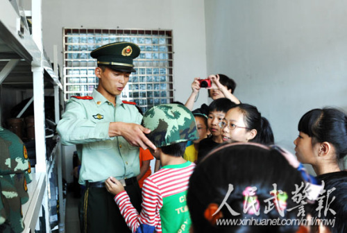过把战士瘾。 图片来源:人民武警报 过把战士瘾。 图片来源:人民武警报