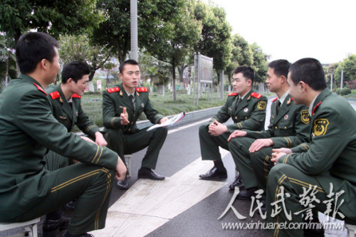 班排讨论当好“引导员”。图片来源:人民武警报 班排讨论当好“引导员”。图片来源:人民武警报