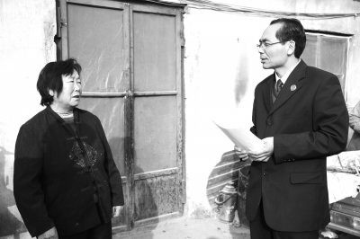 邵明强(右一)登门为群众进行鉴定服务。资料照片 邵明强(右一)登门为群众进行鉴定服务。资料照片