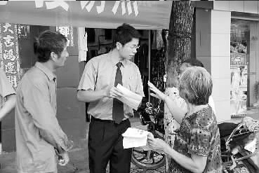 办案检察官在排查卓丽春可能落脚的地点 办案检察官在排查卓丽春可能落脚的地点