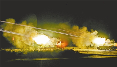 10月18日,南京军区某地空导弹团组织夜间实弹射击考核比武,检验部队克敌制胜作战本领。本报特约记者 郭维虎摄 10月18日,南京军区某地空导弹团组织夜间实弹射击考核比武,检验部队克敌制胜作战本领。本报特约记者 郭维虎摄