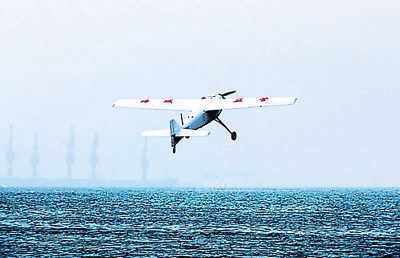 无人机正在执行航拍任务。