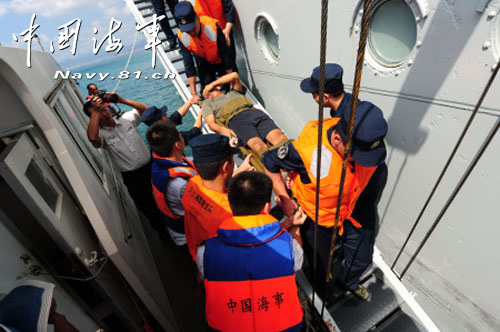 10月24日,三亚海事局的船只前往与海军“863”舰汇合,接回被救渔民。 10月24日,三亚海事局的船只前往与海军“863”舰汇合,接回被救渔民。