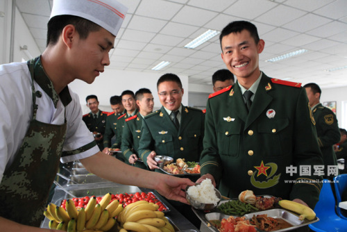 “班长的服务真好!”漆锡摄 “班长的服务真好!”漆锡摄