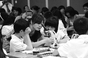 浙江省台州市双语学校的科学课堂上,教师在教学生如何使用显微镜。资料图片 浙江省台州市双语学校的科学课堂上,教师在教学生如何使用显微镜。资料图片