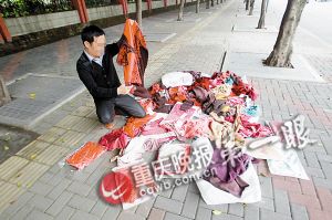 ■邓先生买了99件羊毛衫,怀疑它们也是不合格产品。 ■邓先生买了99件羊毛衫,怀疑它们也是不合格产品。