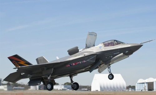������F-35Bս����һ��ɴ�ֱ�̾��𽵵�ս����