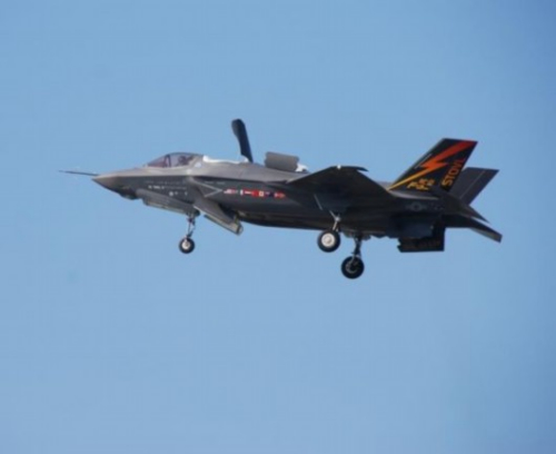 ������F-35Bս����һ��ɴ�ֱ�̾��𽵵�ս����