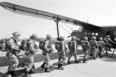 今年5月,空降兵学院组织“4+1”学员进行全员野外伞降训练,提高实战能力。图为学员们正在分组登机。田文杰摄 今年5月,空降兵学院组织“4+1”学员进行全员野外伞降训练,提高实战能力。图为学员们正在分组登机。田文杰摄