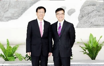 10月25日,最高人民检察院检察长曹建明在京会见美国驻华大使骆家辉。 本报记者徐伯黎摄 10月25日,最高人民检察院检察长曹建明在京会见美国驻华大使骆家辉。 本报记者徐伯黎摄