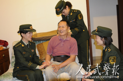 兵女儿为老人捶捶背。图片来源:人民武警报 兵女儿为老人捶捶背。图片来源:人民武警报