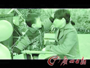 学生拍的视频中,涛涛为妈妈擦汗。 学生拍的视频中,涛涛为妈妈擦汗。