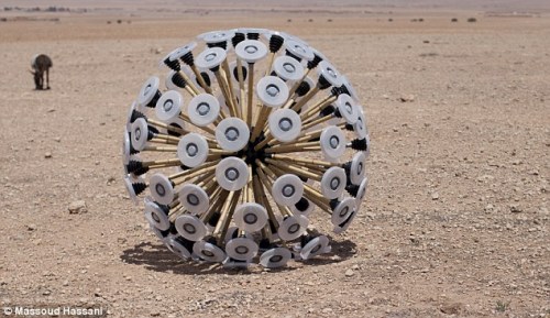 阿富汗人设计扫雷神器,外形科幻似蒲公英。 阿富汗人设计扫雷神器,外形科幻似蒲公英。