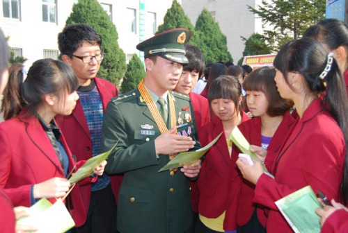 李国文向高校学生讲解入伍政策、分享入伍心得。 李国文向高校学生讲解入伍政策、分享入伍心得。