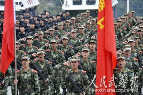 喊声震天。图片来源:人民武警报 喊声震天。图片来源:人民武警报